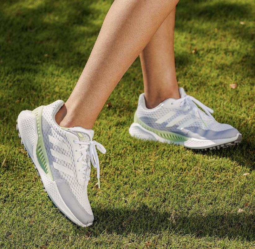 Chất liệu cao cấp thiết kế tinh tế đến từ giày golf Adidas