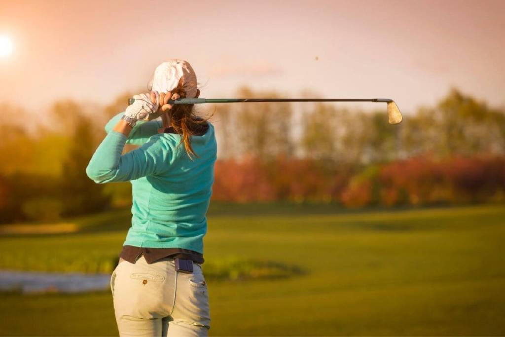 Cầm gậy golf đúng chuẩn giúp người chơi có cú đánh chất lượng
