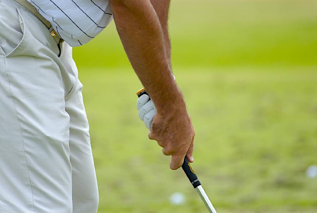 Cách cầm gậy Golf Overlapping Grip