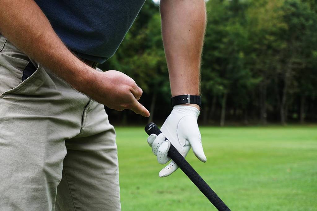 Vị trí các ngón tay cực kỳ quan trọng trong cách cầm gậy Golf Overlapping Grip