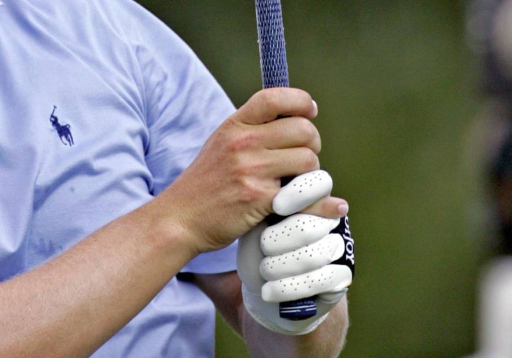 Có thể nói cách cầm gậy golf Interlocking Grip được nhiều người chơi lựa chọn