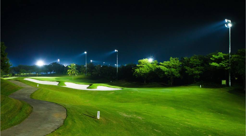 Ánh sáng đảm bảo sẽ giúp cỏ sân golf đang phát triển một cách đều, đẹp