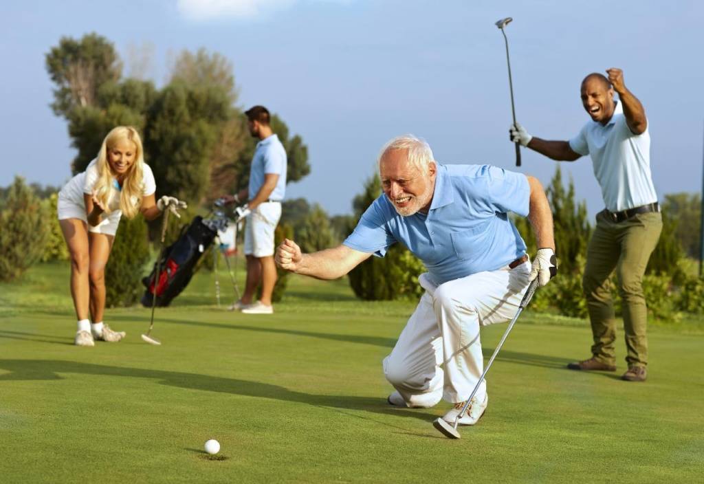 Khóa học golf cho người cao tuổi sẽ giúp họ giảm stress, thư giãn đầu óc và nâng cao sức khỏe