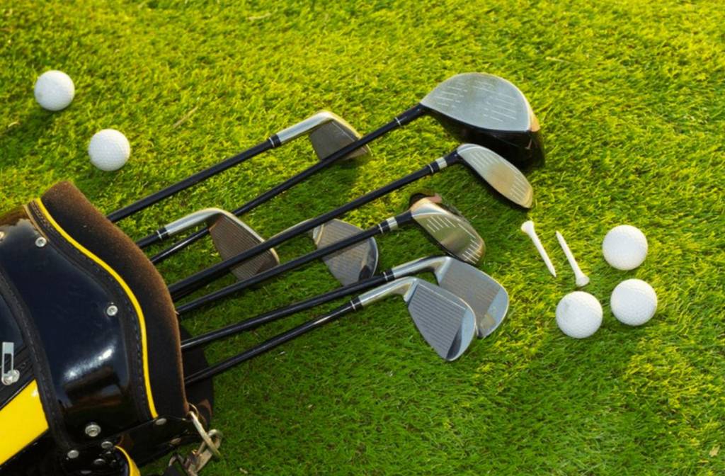 Chuẩn bị đầy đủ dụng cụ khi lên sân cũng là một trong những luật chơi golf bạn cần thực hiện
