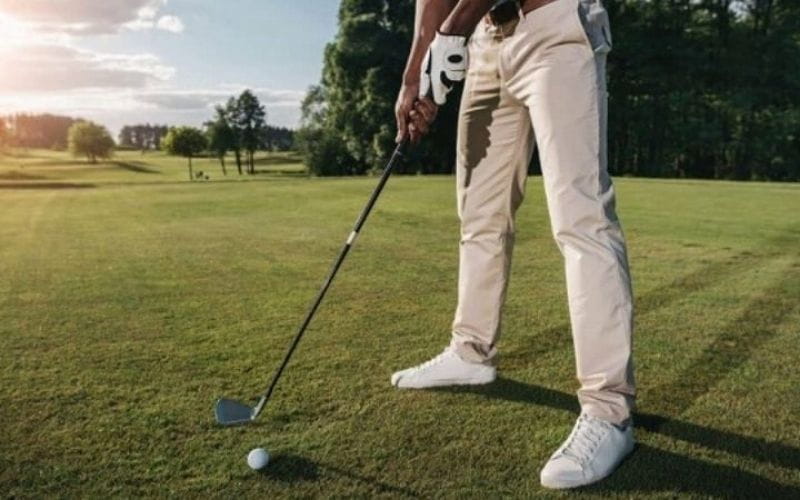 Lưu ý độ rộng của chân khi đánh golf