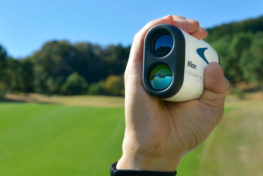 Máy đo khoảng cách golf Nikon nhỏ gọn tiện lợi để bạn mang theo bên mình mỗi khi ra sân