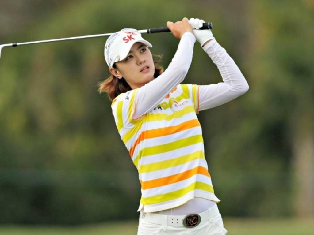 Ngôi sao sân golf Choi Na Yeon nổi bật với những chiếc áo kẻ đến từ thương hiệu Hazzys