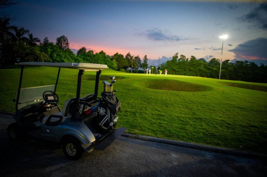 Sân golf Minh Trí được bố trí hệ thống điện chiếu sáng phục vụ người chơi golf vào ban đêm