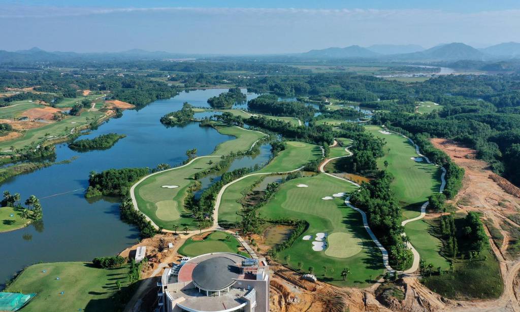 View sân golf Yên Bái từ trên cao cực kỳ đẹp mắt