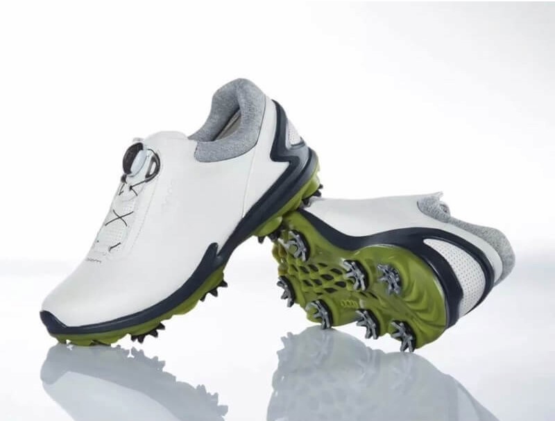 Giày đánh golf có thiết kế đặc trưng