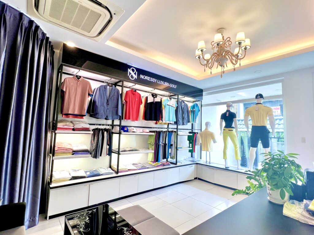 Cửa hàng bán đồ golf uy tín thường có quy mô rộng lớn với các mặt hàng đa dạng