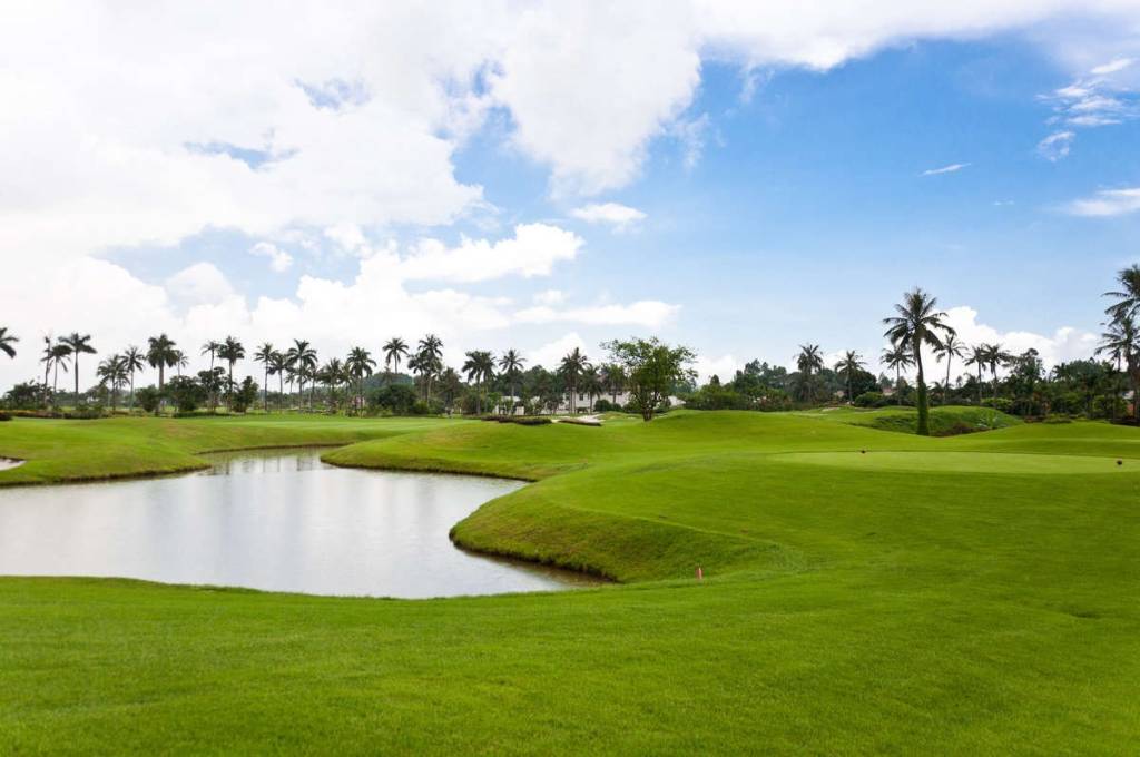 Sân Golf Hải Phòng được trải thảm cỏ xanh mướt mềm mịn