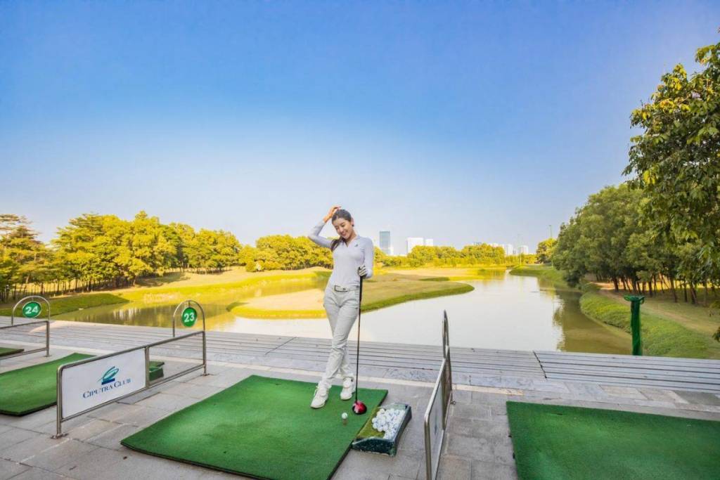 Đến sân tập Golf Ciputra bạn sẽ được trải nghiệm những dịch vụ cao cấp nhất