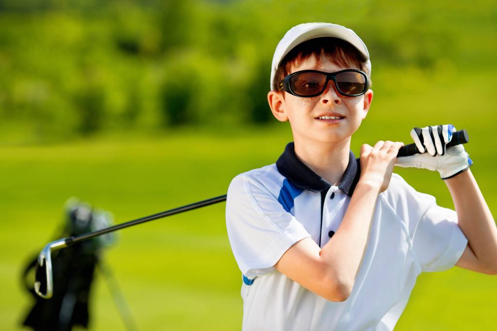 Lựa chọn thời trang golf cho trẻ có thể bảo vệ bé khỏi các tác động xấu từ môi trường