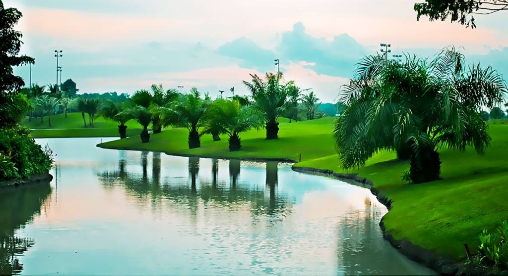 Các hố nước và hàng cây được bố trí trên Twin Doves Golf Club hợp lý