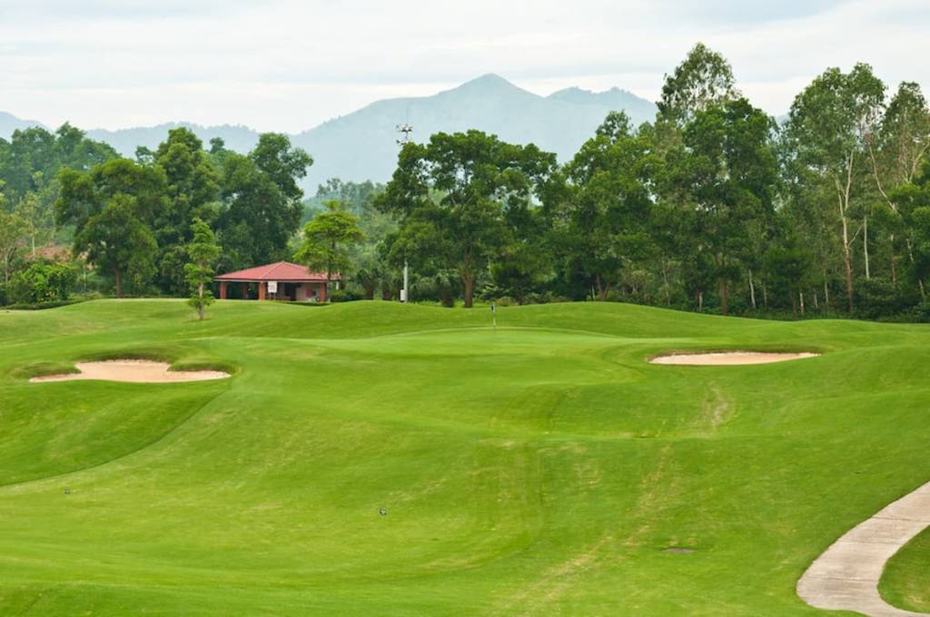 Sân golf Đồng Mô với khung cảnh tươi xanh và trong lành từ thiên nhiên