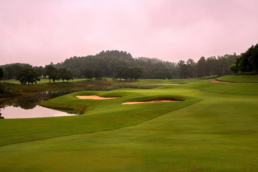 Sân golf Đồng Mô trải dài mát mắt với thảm cỏ xanh và các hàng cây trùng điệp