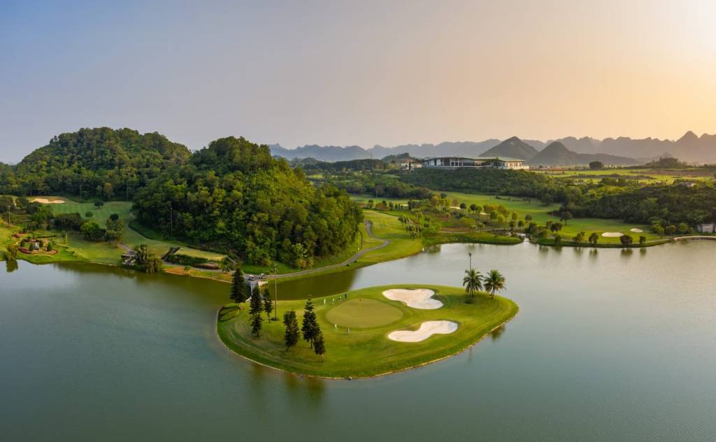 Sân golf đẹp nhất Việt Nam có tên sân golf Hoàng Gia 