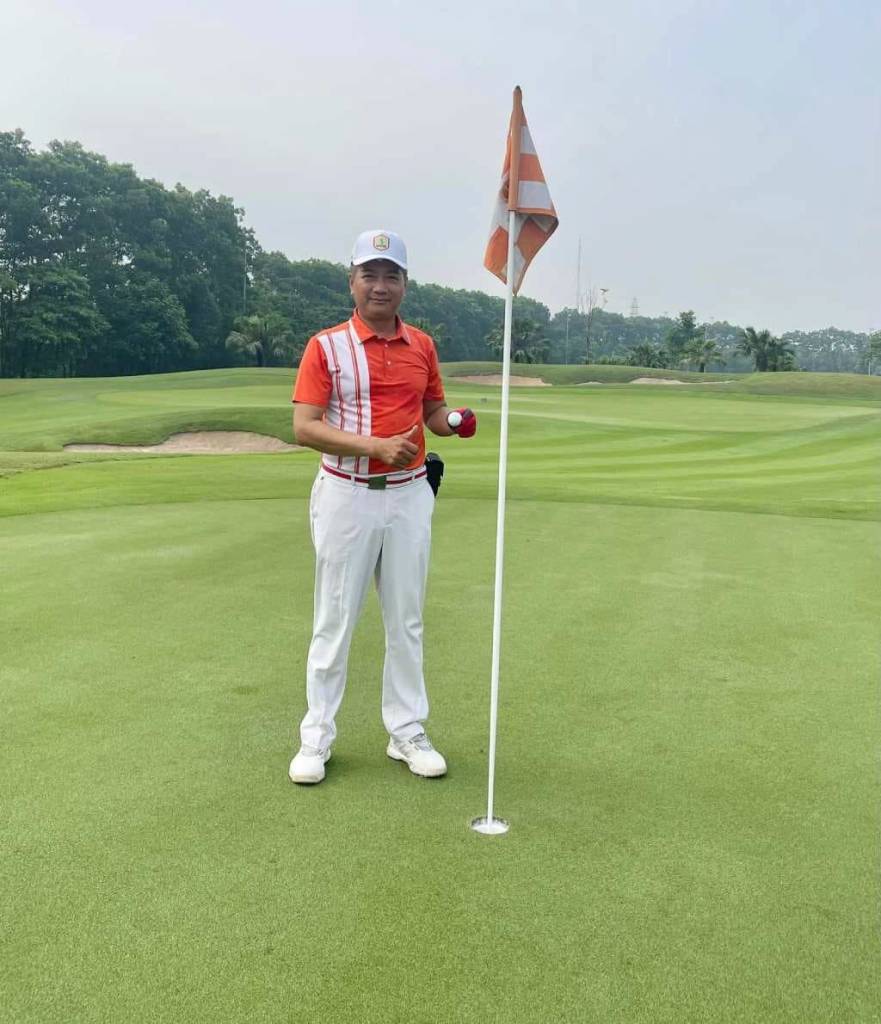 Thầy dạy golf Hà Nội Đinh Công Lợi với hơn 25 năm kinh nghiệm về golf và giảng dạy môn golf