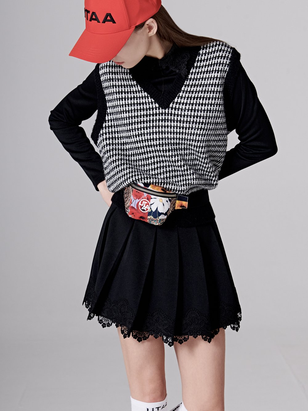 UTAA Rabbit Tooth Knit Vest : Black - Ảnh 2